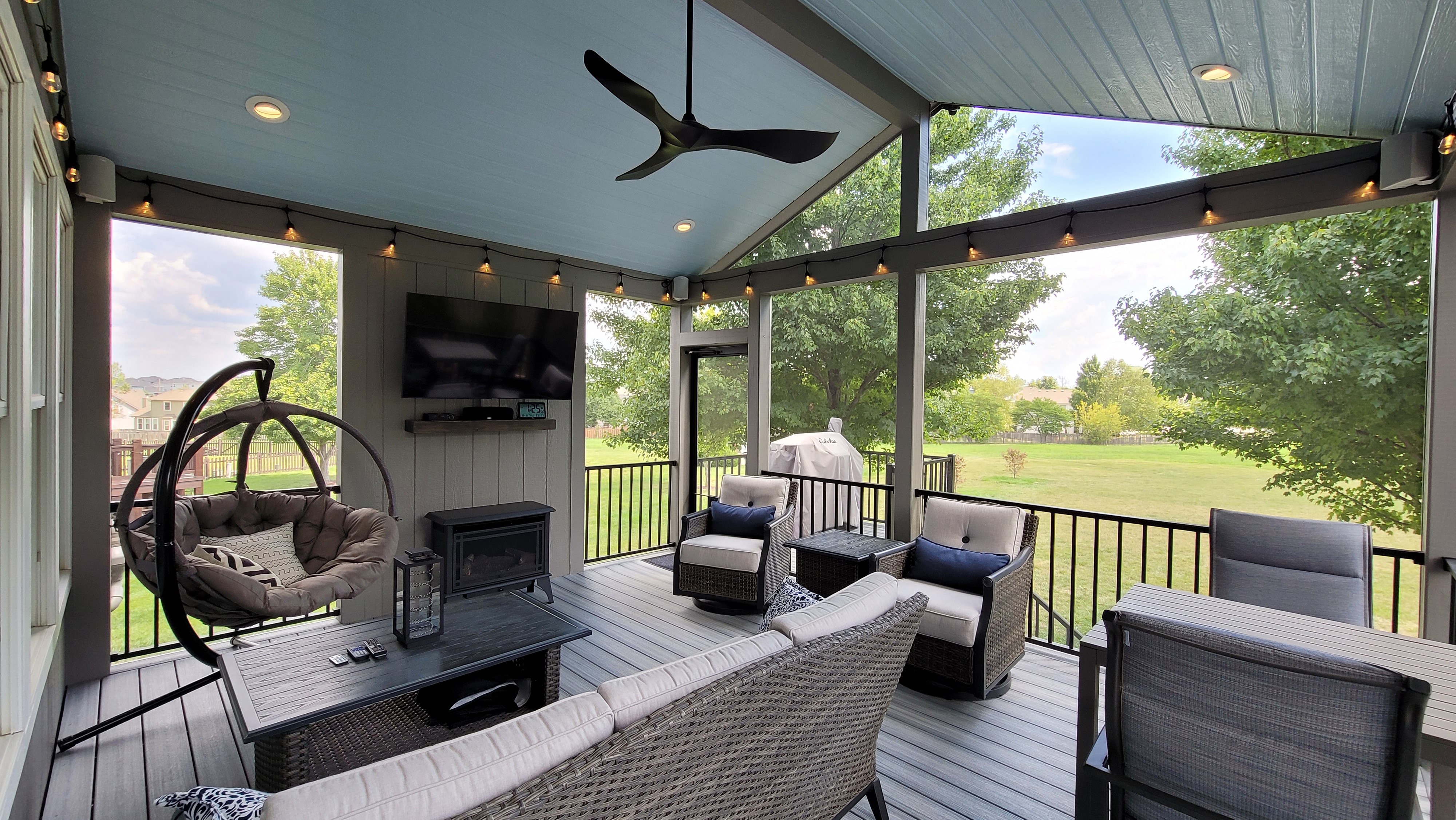 Screened porch with blue ceiling